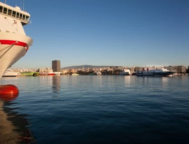 Επιβάτης έπεσε από πλοίο στο λιμάνι του Πειραιά - Έρευνες για τον εντοπισμό του
